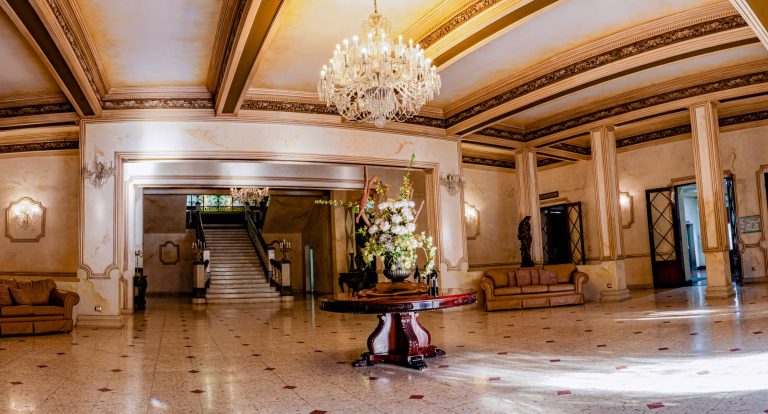 Salón principal con candelabro, Casino de Saltillo