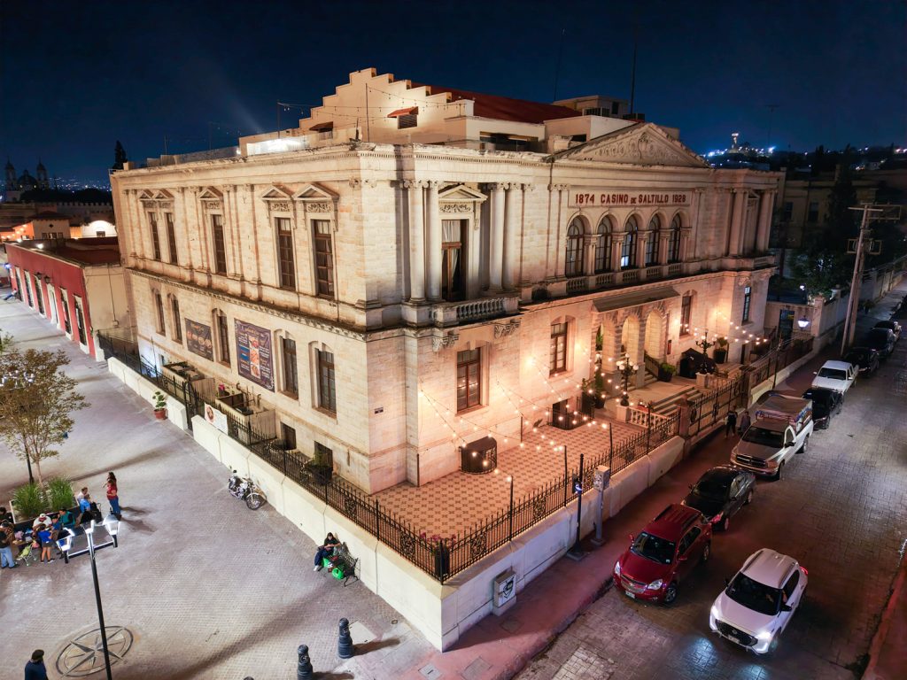Fachada del Casino de Saltillo iluminada de noche